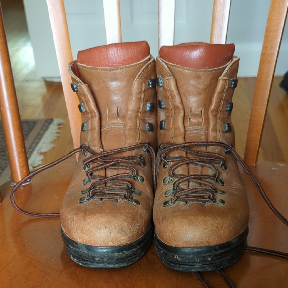 Brown Leather Hiking Boots with Sturdy Soles and Ankle Support